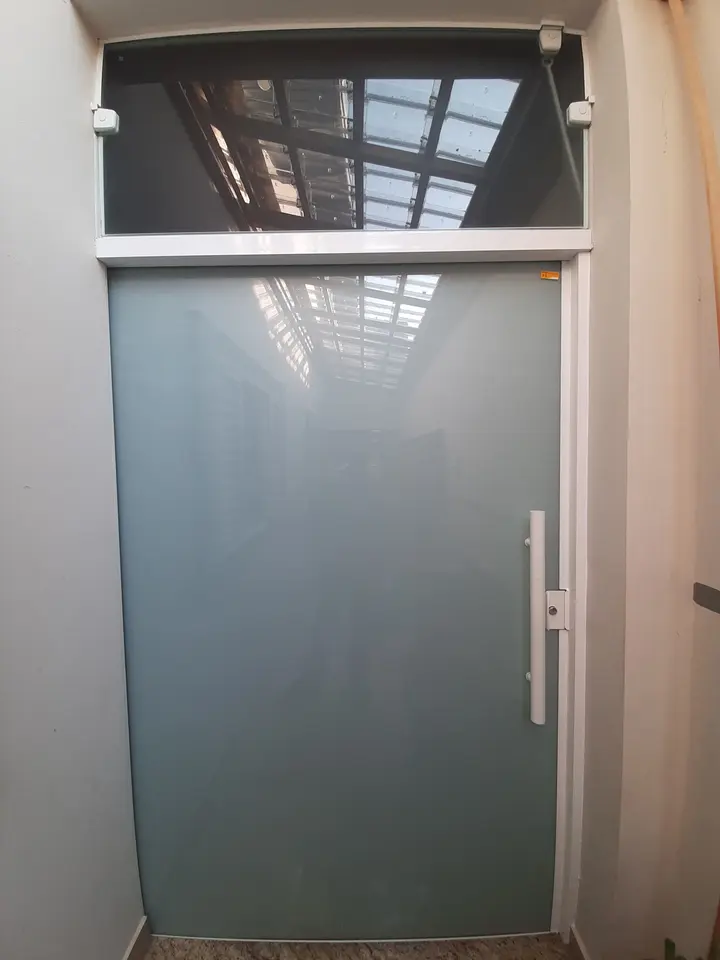 Porta de vidro com película jateada até a bandeira