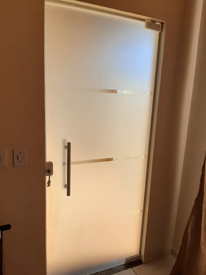 Porta de vidro com película jateada e faixas transparentes