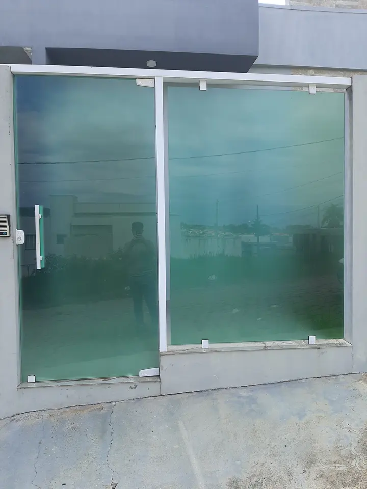 Porta de correr de vidro com película jateada