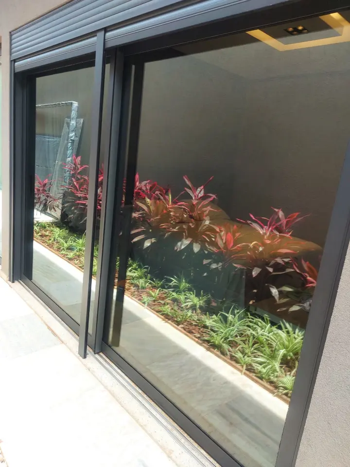 Vidros voltados para o jardim com película de redução de calor